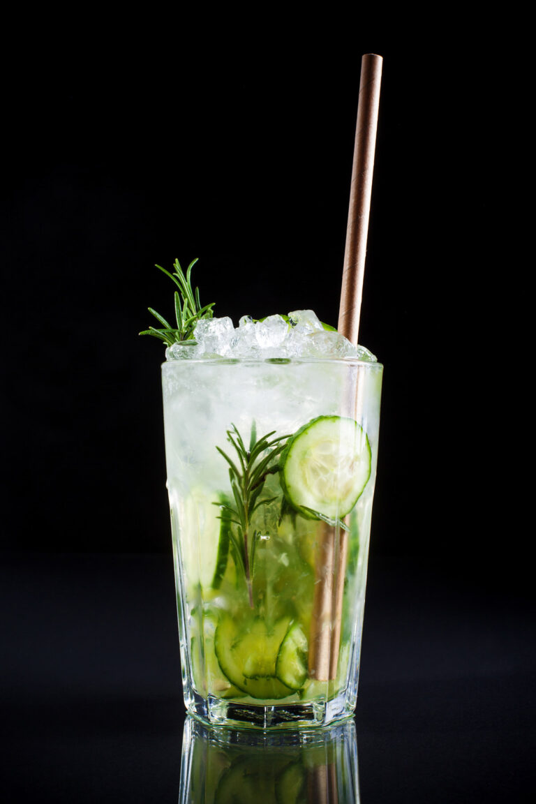 Zdjęcia drinka z lodem, ze słomką w wysokiej szklance