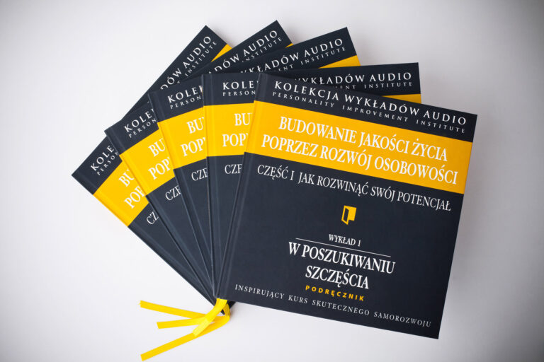 Książki na stole oświetlonym mocnym światłem fot. Łukasz Pepol