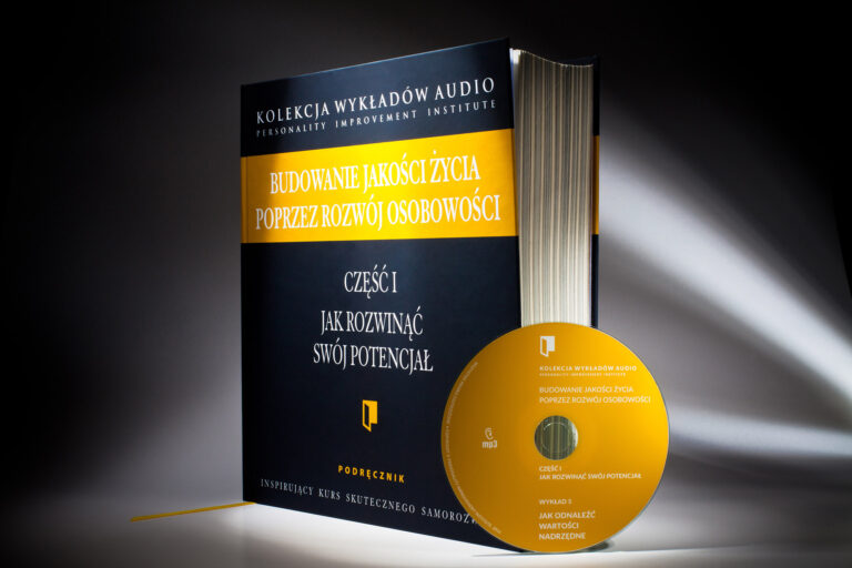 Książki i płyta stojące na stole oświetlonym mocnym światłem fot. Łukasz Pepol