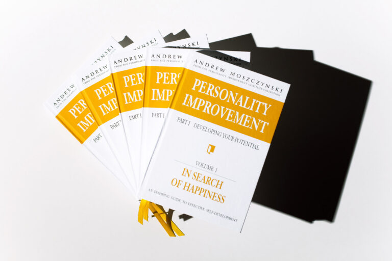 Białe książki leżące na stole, fotografia reklamowa