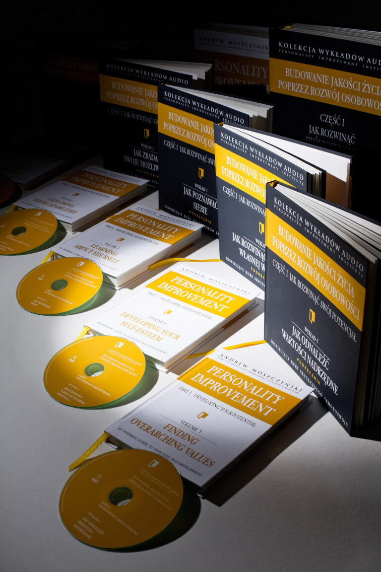 Zdjęcie reklamowe książek i płyt leżących na stole