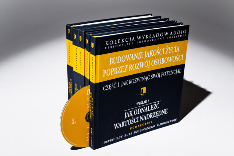 Książki i płyta stojące na stole oświetlonym mocnym światłem Fotograf Olsztyn