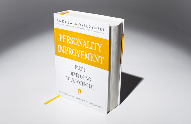 Biała książka stojąca na stole oświetlonym mocnym światłem Łukasz Pepol Fotograf Olsztyn