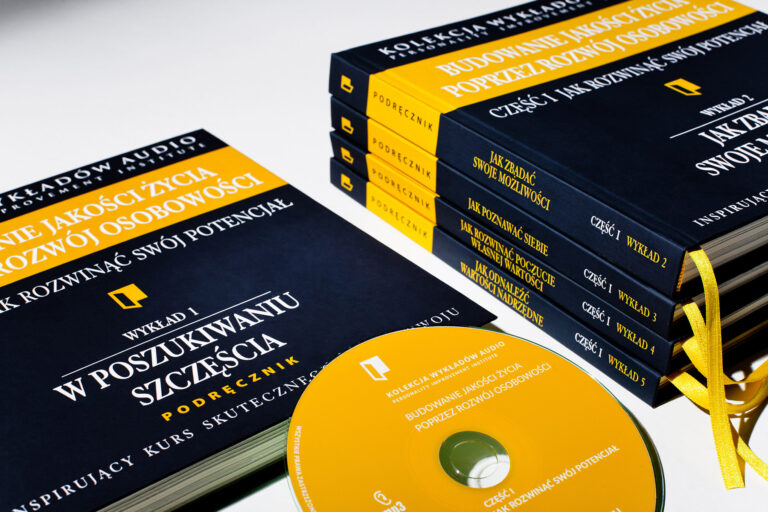 Książki i płyta leżąca na stole fotografia reklamowa