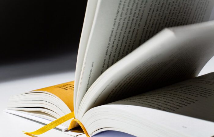 Książka leżąca na stole fotografia reklamowa
