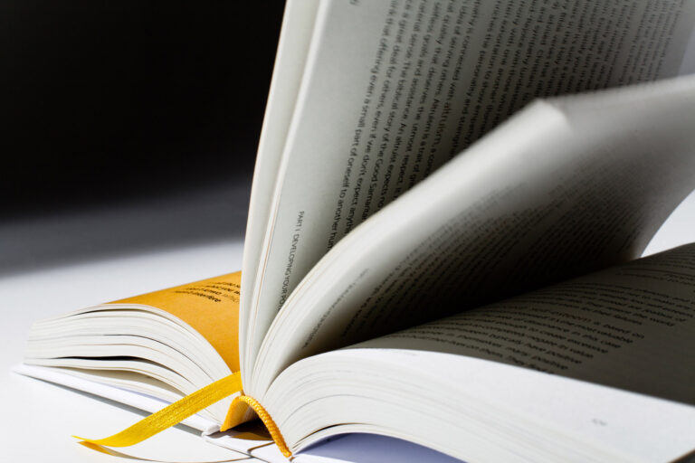 Książka leżąca na stole fotografia reklamowa